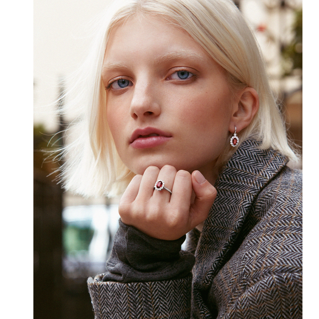 Seasonal style.

Elevate a relaxed blazer in 1735 ruby and diamond jewels that channel the fiery beauty of autumn leaves.

Link in bio to discover our 1735 jewels, inspired by Princess Diana's Garrard engagement ring.

#Garrard #Garrard1735 #InspiredByDiana #ATimelessIcon