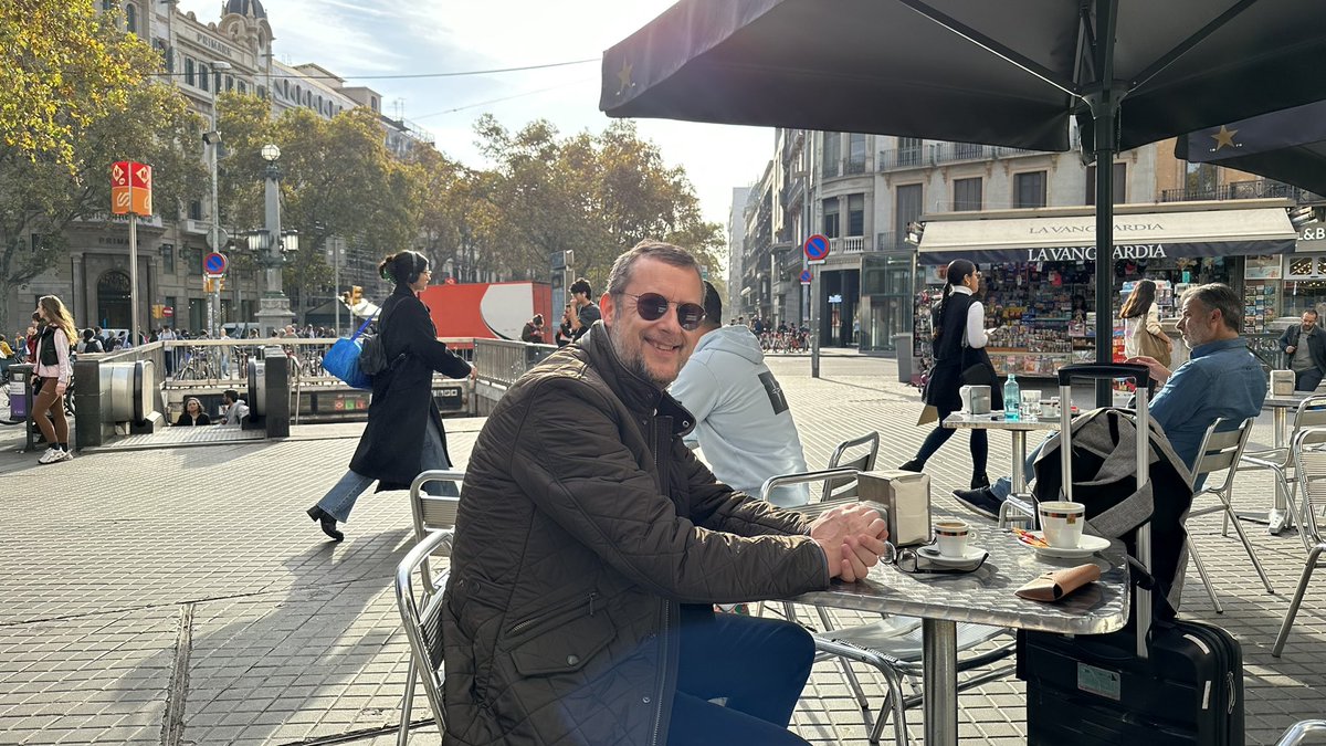 TravelsInOrbit's tweet photo. In 1991 (left) Cafe Zurich was one of my fav spots in #Barcelona to have coffee and watch the world go by. Today (right) it still isโฆ #NeverAge https://t.co/ZfhBu719f3