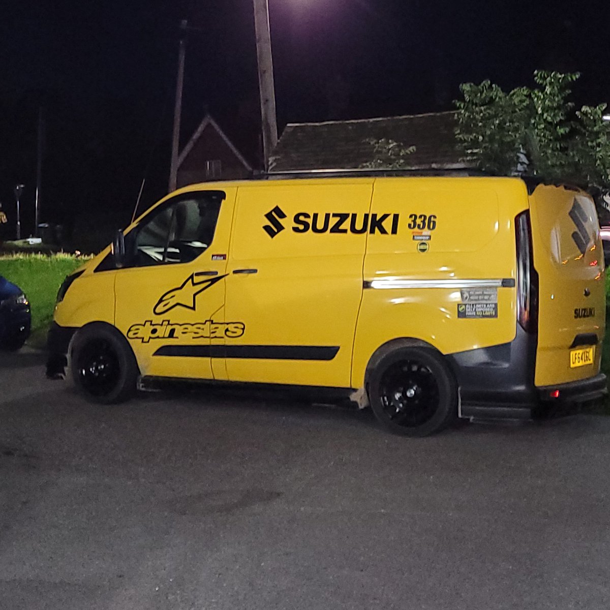 Srad588's tweet photo. Out for a few cheeky beers Friday, took a cheeky picture of the van...yea it looks better in the dark than daylight ๐คฃ๐คฃ
#ford #transit #custom #racevan #SUZUKI #k61000 #k81000 https://t.co/Q6Yh2S01hh