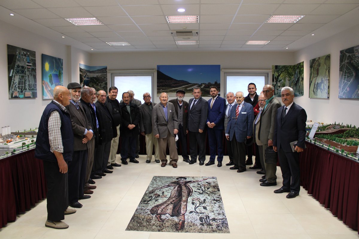 KMarasCsb's tweet photo. Kahramanmaraş Aile Sosyal Politikalar İl Müdürü Mutlu KAYA ve otuz huzur evi sakini ile birlikte Müdürlüğümüzü ziyaret ederek Müdürlüğümüzün yapmış olduğu çalışmalar hakkında İl Müdürümüz Osman ARISAL' dan bilgi almışlardır. https://t.co/DUqOwxShSJ