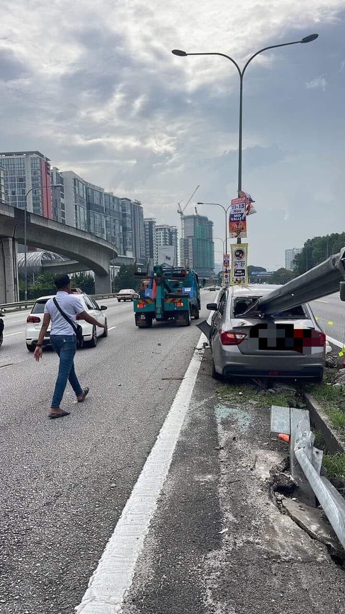 redzuanNewsMPB's tweet photo. Nyawa masih panjang.

Seorang pemandu cedera ringgan walaupun kereta dipandu terbabas dan rempuh besi penghadang jalan hingga tembus ke belakang kereta.

Kejadian di Federal Highway dekat Subang petang tadi.

Foto : Orang Awam https://t.co/mnnU1izq4K