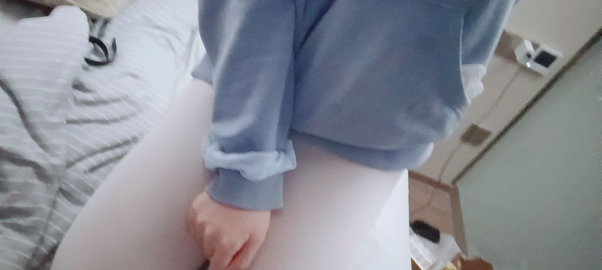 ADHYFLD's tweet photo. 没想到裤袜意外��色耶～而且是尼龙材质的，摸起来手感滑滑的 #伪娘 #白丝 #裤袜 https://t.co/QXQ8WfDqGh