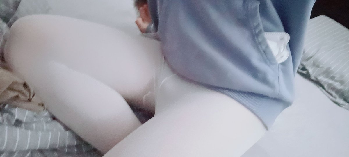 ADHYFLD's tweet photo. 没想到裤袜意外��色耶～而且是尼龙材质的，摸起来手感滑滑的 #伪娘 #白丝 #裤袜 https://t.co/QXQ8WfDqGh
