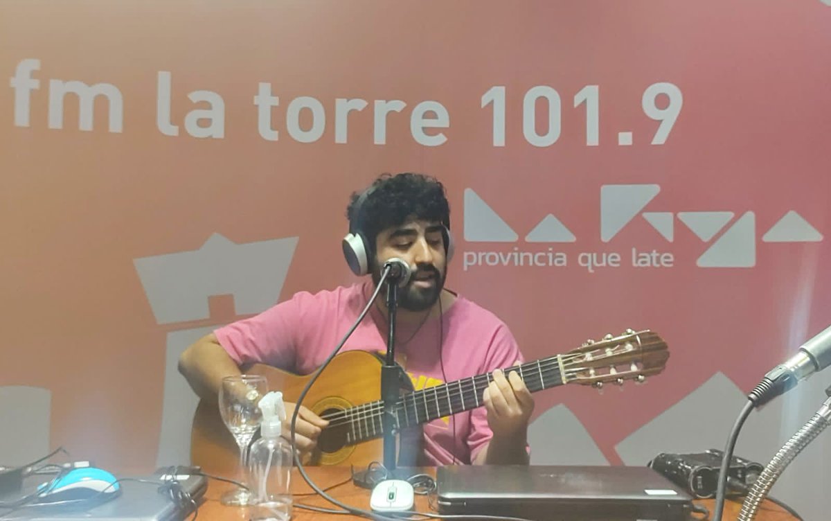TinkunacoRadio's tweet photo. Así pasaba otro programa de esta nueva temática: Encontrarnos en la Música 🎶

¡Gracias por acompañarnos Valentino Giunta Matta! Fue un placer escucharte y poder Tinkunaquear con vos. 

Nos volvemos a encontrar este viernes 😎 https://t.co/QNXuHhA4bP