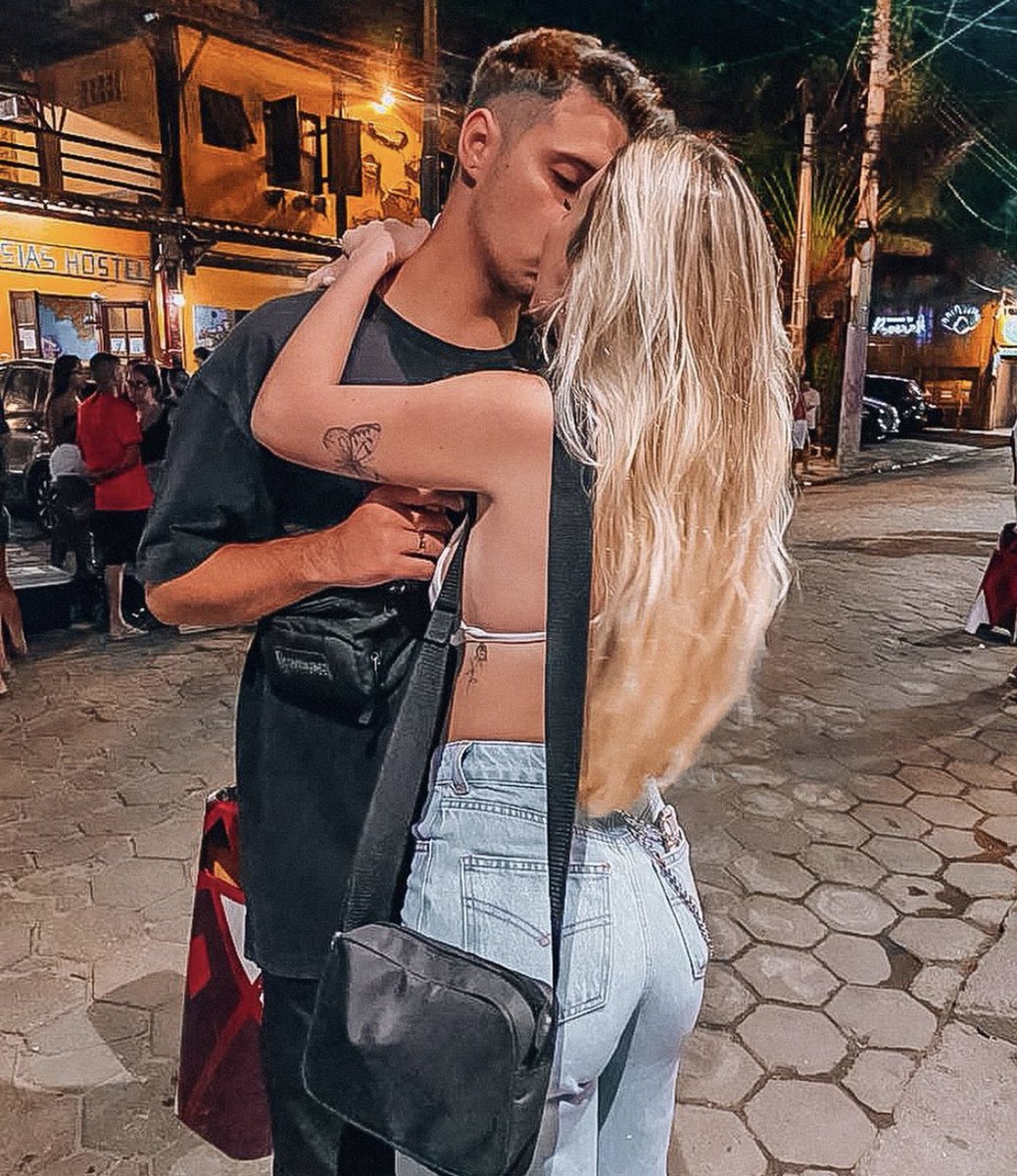 fode4le's tweet image. Numa escala de zero a dez, eu te dou cem 
E cem parece pouco pra você
Mais de um milhão de corações, eu quero um
E o seu é o bastante pra eu viver 
Deixa eu te levar pra ver as flores
Colorir nosso jardim de amor
Enquanto o céu vai misturando as cores
A gente ama até o sol se pôr