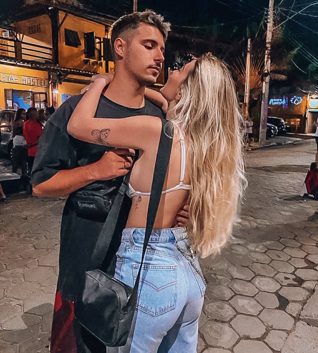 fode4le's tweet image. Numa escala de zero a dez, eu te dou cem 
E cem parece pouco pra você
Mais de um milhão de corações, eu quero um
E o seu é o bastante pra eu viver 
Deixa eu te levar pra ver as flores
Colorir nosso jardim de amor
Enquanto o céu vai misturando as cores
A gente ama até o sol se pôr