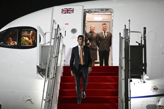 JonieSutherland's tweet photo. AP photo of Sunak landing in Bali for the G20. 
Find the mistakes.
https://t.co/NmP6KQpCoa https://t.co/5mKNmpNQ6C