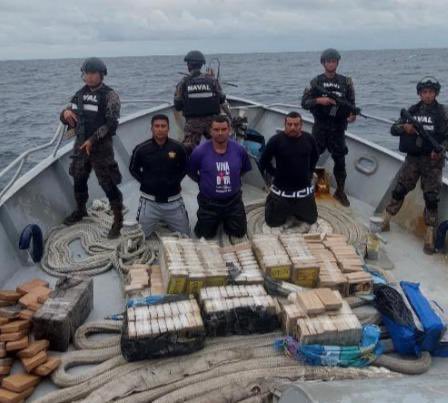 Nuestra Fuerza Naval acaba de realizar otra masiva incautación de droga.

A 470MN (870 kilómetros) al Sudoeste del Puerto de Acajutla.

Interceptaron un LPV con 3 ecuatorianos abordo y 3.1 toneladas de cocaína, valoradas en 77 millones de dólares. 

#PlanControlTerritorial