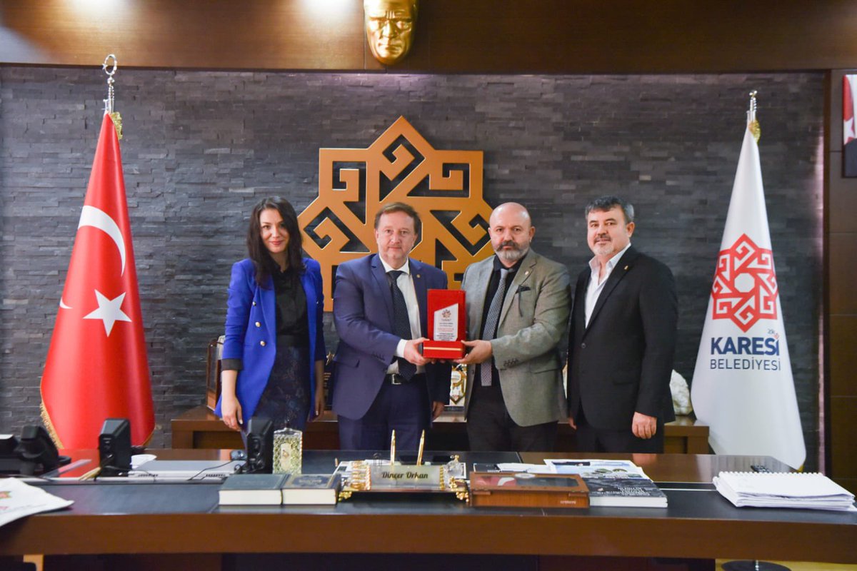 İstanbul Balıkesirliler Dernek Başkanı Şenol Dinkçi ve yönetimini belediyemizde ağırladık.

İstanbul Yenikapı’da düzenlenen Memleket Günleri’ne verdiğimiz destekten dolayı teşekkür şildi veren değerli dernek yöneticilerimize teşekkür ediyor, çalışmalarında başarılar diliyorum.