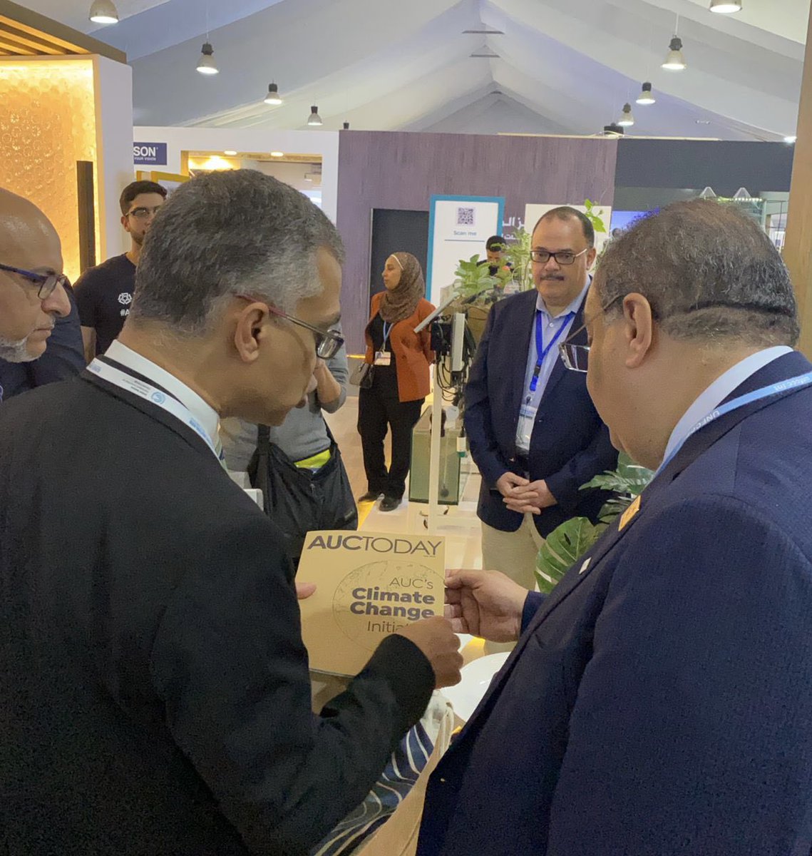 #HappeningNow: UN Climate Change High-Level Champion for Egypt and Executive Director of the International Monetary Fund Mahmoud Mohieldin pays a visit to the AUC pavilion. #AUCxCOP27 #AUClimateChange @UNenvoyMM <a href="/AUCPresident/">President Dallal</a>