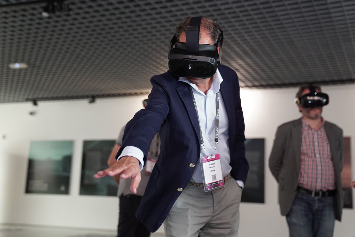 4KSummit's tweet photo. Authorities visit the #Metaverse demo area as part of the eighth edition of the @4KSummit.

✔ @RafaelPorrasG y @Juandemellado - @canalsur 
✔@pacodelatorrep - @malaga 
✔Ricardo Medina, Medina Media

#4KSummit 🗓️ November 14-18 @PoloDigitalMLG  - @Fycma https://t.co/PniPK0iNEK