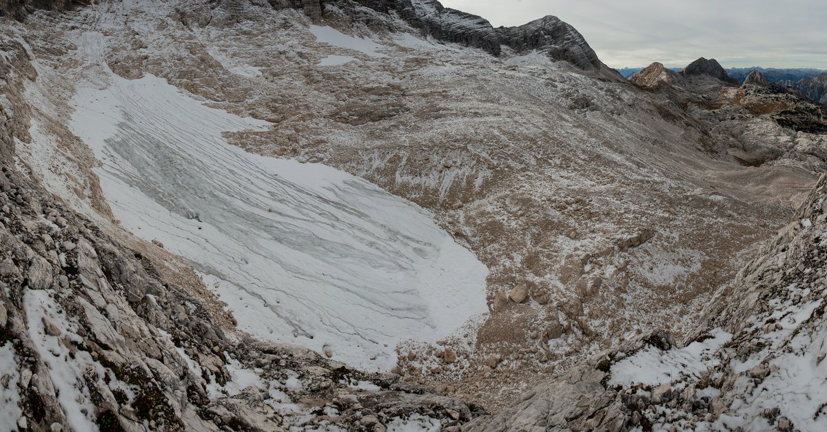 Canin East ice patch, last friday. 

In the background, from left to right, Picco di Carnizza (2434m), Picco di Grubia (2238m), Monte Sart (2324m) and Col Sciaf (2157m). 

#julianalps #glaciology #massbalance #fvg #ice