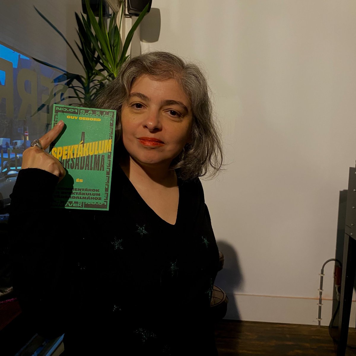 OpenBooksPub's tweet photo. Mariana Enríquez (Az Ágyban dohányozni veszélyes című, Booker-díj döntős könyv szerzője) és A spektákulum társadalma, amely már kapható online könyvesboltunkban. 😎
https://t.co/1C2jKCLuE3 https://t.co/r5jvAbosCW