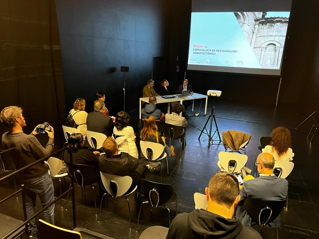Este domingo la decana del @COACYLE presentó en @ArpaBienal el Máster de especialista en restauración arquitectónica, junto al Director General de Patrimonio Cultural y el Director de la Escuela de Arquitectura.