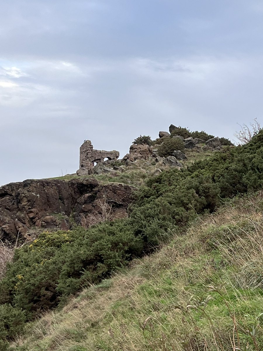 2 peakers climbing Arthur’s seat #MPC2022 #MPC <a href="/MyPeakChallenge/">My Peak Challenge</a> <a href="/SamHeughan/">Sam Heughan</a> <a href="/MarcellierMich1/">Michèle Marcellier🇫🇷</a>