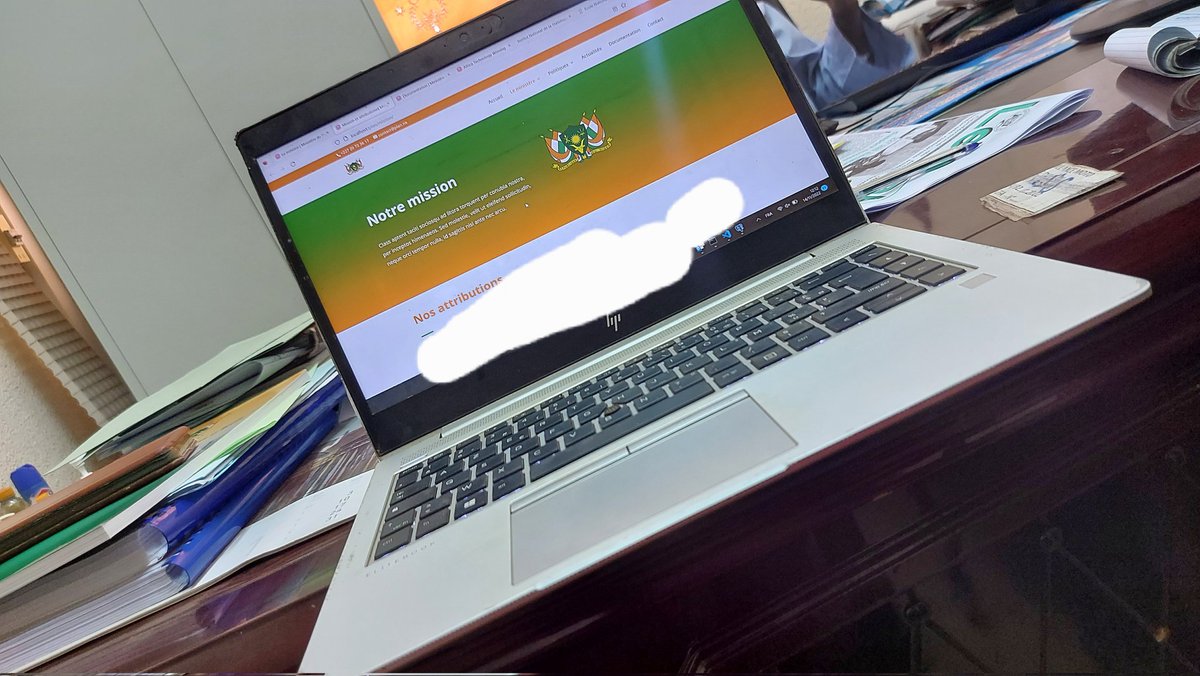 Nous espérons que la semaine démarre bien chez vous.

Ce matin, nous présentons la proposition de refonte du site #Web d'un #ministère de la République du #Niger à un des responsables.

#SirbaCommunication, nous vous aidons à faire évoluer votre activité grâce au #digital.