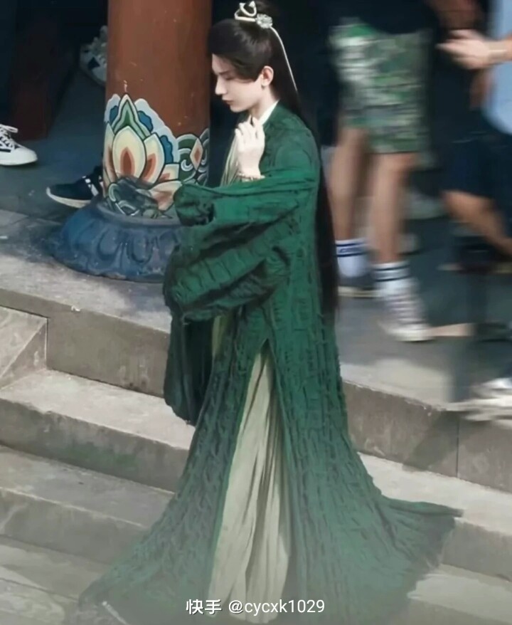 Ly740185's tweet photo. they don't act in the same movie but the costumes are almost the same #ChengYi #YangZi https://t.co/yqc7Q7a5U3