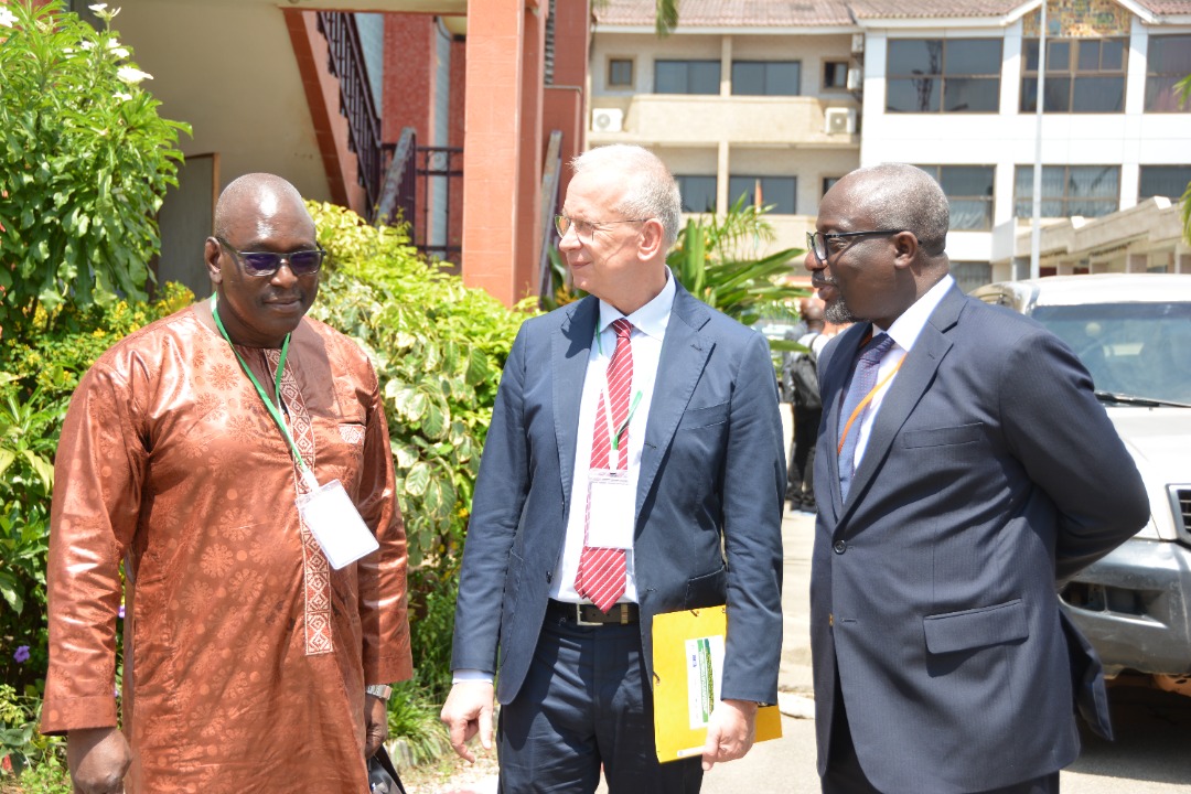 GIZAfricanUnion's tweet photo. 👏 We congratulate #CotedIvoire🇨🇮 @CnfciC on the validation of its national border #governance strategy &amp; its action plans. 

It will be an invaluable tool to develop &amp; stabilise #border areas along the 3320 km long border shared with 5️⃣ neighboring countries.

#AUBorderProgramme https://t.co/9k2QPdcgi5