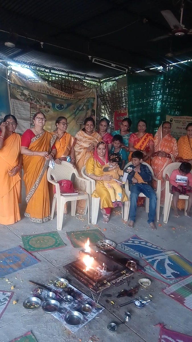 MeenaPatil14's tweet photo. गायत्री ज्ञान मंदिर वृंदावन नगर अकोला येथे विद्यारंभ संस्कार संपन्न करण्यात आला...📚📝📕🖊️ https://t.co/yPNJFE66ac