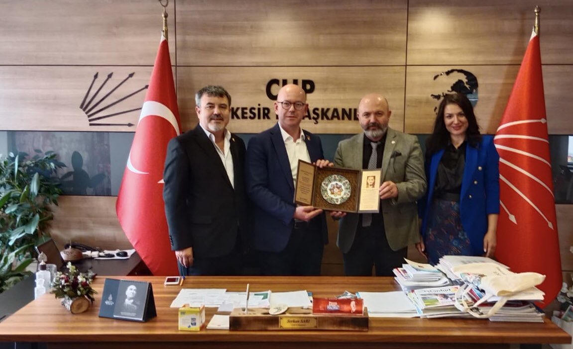 İstanbul Balıkesirliler Derneği Başkanımız <a href="/SDinkci/">Senol Dinkçi</a> ve yönetim kurulu üyeleri il başkanlığımızda bizleri ziyaret ettiler. Başkanımıza İstanbul Memleket Günleri Balıkesirliler Buluşma programındaki emeklerinden dolayı ve nazik ziyaretleri için teşekkür ederim.
