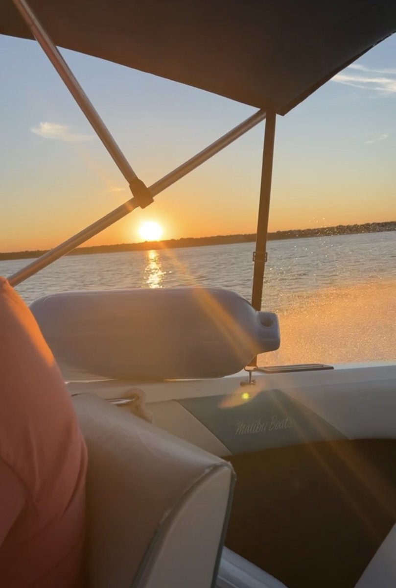 urbans5thgrade's tweet photo. Gratitude challenge day 14…something beautiful I am grateful for are the sunrises and sunsets I get to witness from the water so often… my happy place❤️ #FISDmadetoshine #WMSGratitude https://t.co/j66N8USB5C