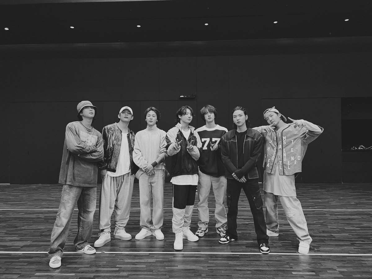 mnijk0901xixx's tweet photo. テテWラきてたんや!
仕事なのでリアタイできず、、
今帰りの電車ん中で
RunBTSDancePractice観てんねんけど
グクかっこよすぎて~😍
ユンギのビジュも好きすぎるんだが😍
もうこの動画
何回観たやろってぐらい観てるわ!
#BTSDancePractice #RunBTS https://t.co/DlE20nRJgC