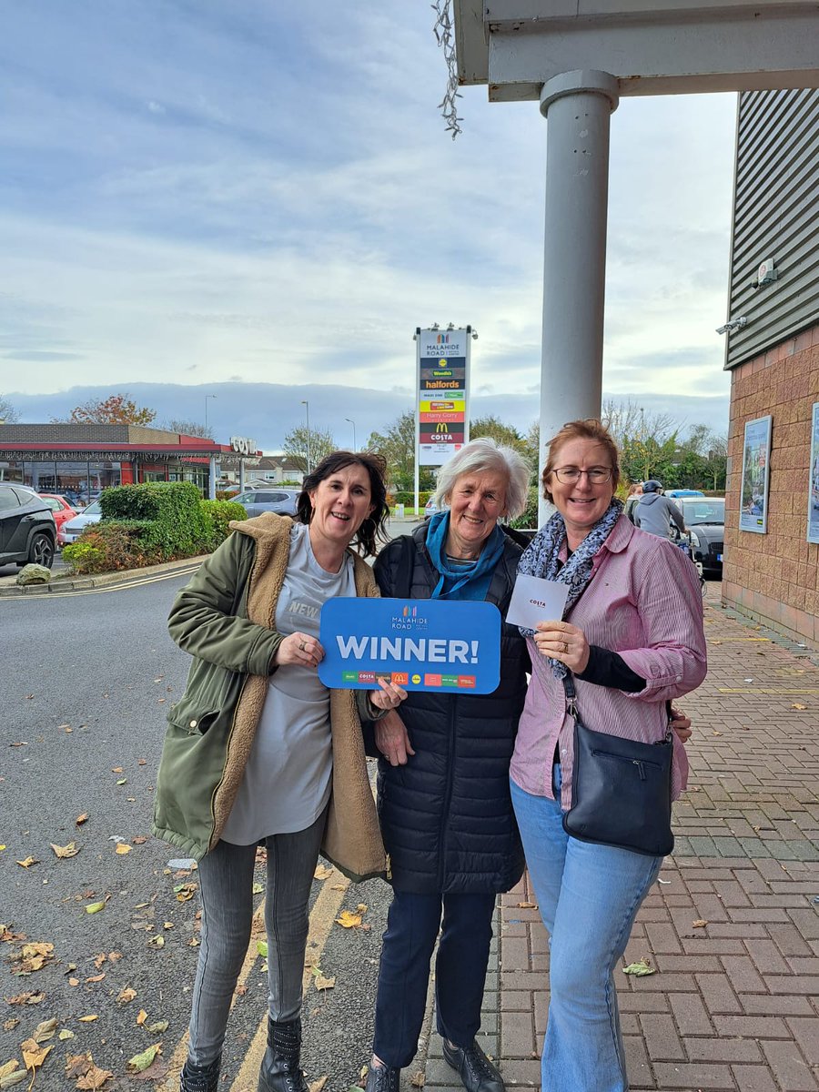WalkerComm's tweet image. We were delighted to work with Malahide Road Retail Centre to promote World Kindness Week 🥰 Fiona &amp;amp; Emily surprised some of their shoppers with random acts of kindness including €100 Gift Cards to spend in their stores!