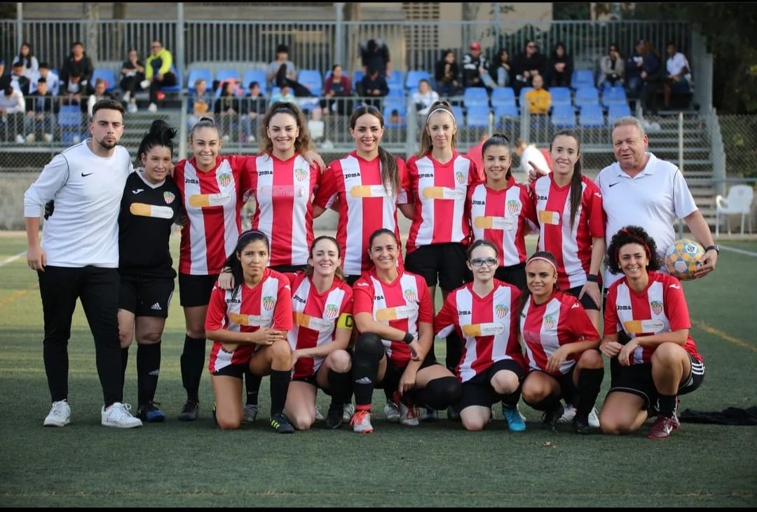 ATPoblenouFEM's tweet photo. A pesar de la derrota seguimos aprendiendo de nuestros errores con un equipo que cada se va consolidando día tras día.

hoy hemos dado un pasito mas para seguir trabajando y poder conseguir la victoria.

#femfutbolfembarri 
#sompoblenoufemení 
#somatlèticpoblenou♥️🤍♥️🤍 https://t.co/kBumVWWYf8