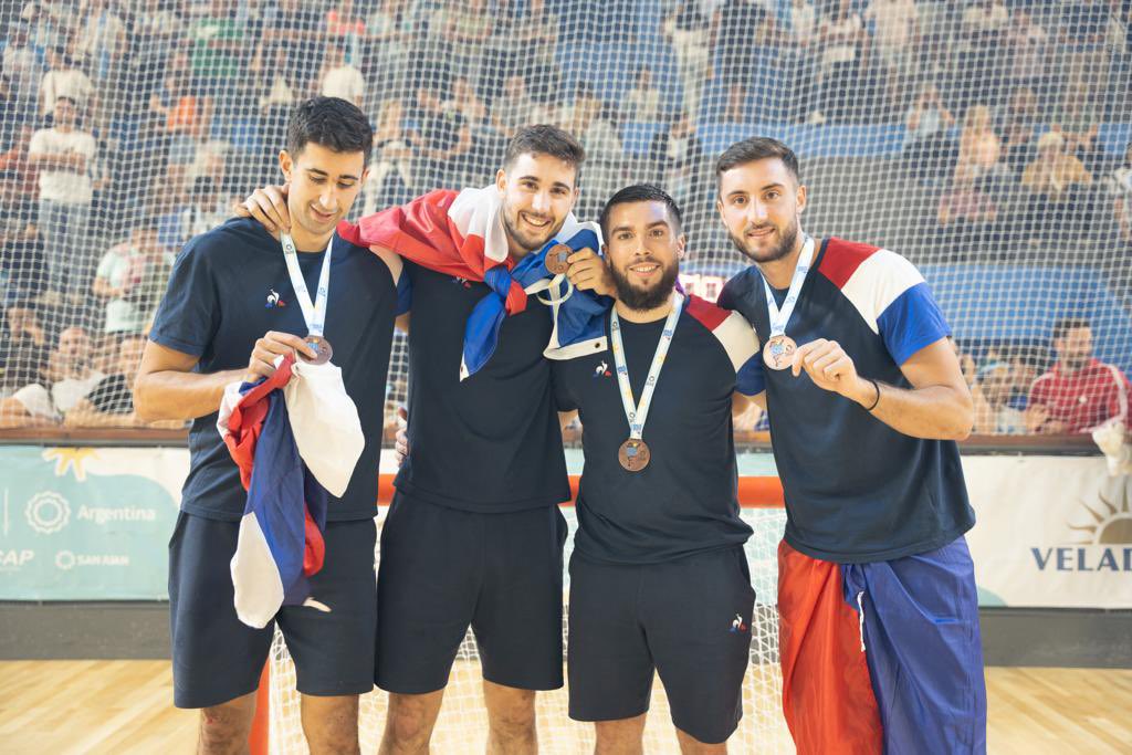 Médaille de bronze 🥉 

Évidemment bravo à toutes l’équipe de France et son staff pour cette médaille historique 🔥🔥

Mais cette photo a une saveur particulière pour nous, club qui les a vu débuter enfant, de les voir, toujours ensemble décrocher la médaille de bronze 🥉🔥