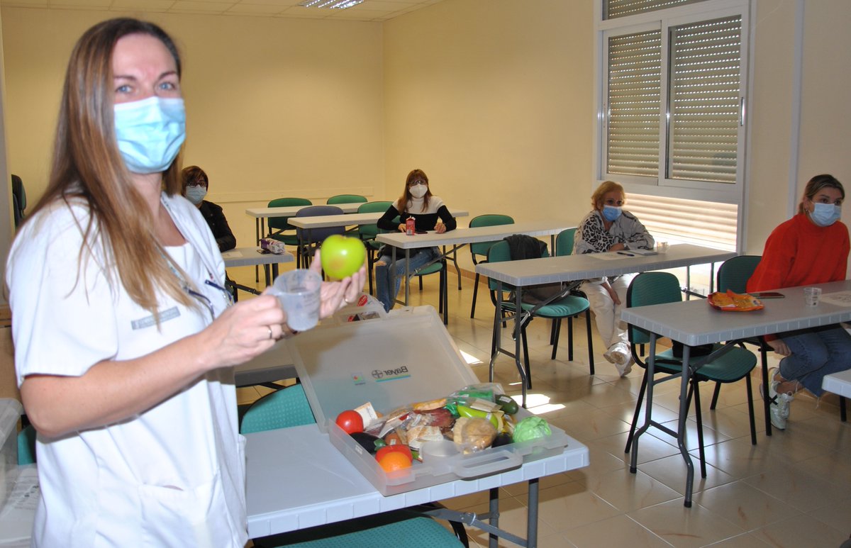 GVAdepsalutcs's tweet photo. A l'Hospital General de Castelló s'ha impartit un taller amb pacients per a prendre el control de la #diabetis 

🗣️La consulta d'infermeria d'educació terapèutica del Servei d'Endocrinologia atén cada mes unes 300 persones

#DiaMundialDeLaDiabetes 
@GVAsanitat https://t.co/94hQwamlHX