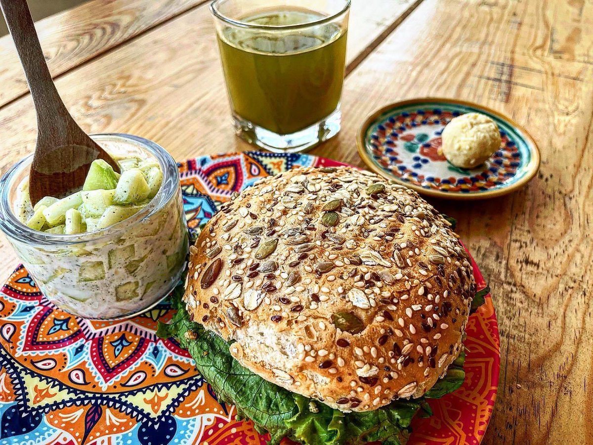 ArteAbuali's tweet photo. Ven a probar este delicioso Bollo de Semillas con Jamón (opción vegetariana), ensalada de pepino con Lábin, agua de Limon con Hierbabuena y trufa!!!  En arte abuali home @arte_abuali_home #narvarte #opcionvegetariana  #cdmx #comidalibanesa @ArteAbuali https://t.co/ygFYRc2s9Y