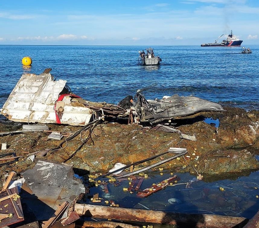 Premarmed's tweet photo. [#OPÉRATION] La semaine dernière, déploiement en Corse de moyens @MarineNationale (BSAD Jason, GPD Med et SMP) en coordination avec acteurs locaux (parcs marins &amp; #DMLC) pour relevage débris #NaughtyLux restant sur littoral ds le désert des Agriates + épave en baie de Sant'Amanza https://t.co/yckLi2d1JZ