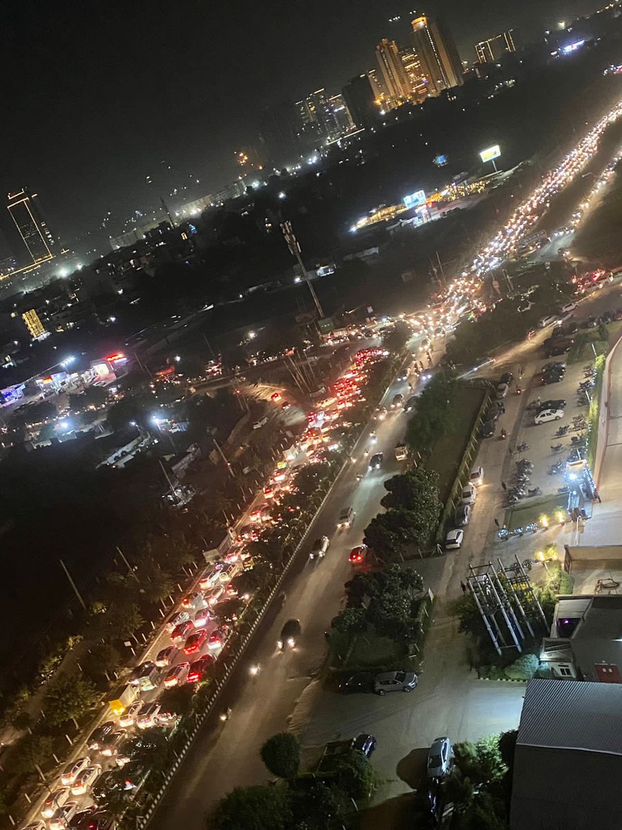 AbhinavSoti's tweet photo. This is not a diwali scene but a traffic jam on Sector 63, Gurugram Traffic light. This traffic light is not working since months and I have never seen a traffic police trying to ease the situation. @gurgaonpolice @DC_Gurugram @cmohry Please help 🙏🏼 https://t.co/OzCI2HQ334