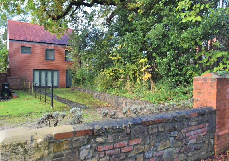 Detached two bedroom #house with garden and a parking area for two cars, situated in a favoured residential area close to #Blundell's School.

🏡 1 Blundells Square, #Tiverton
💰 Guide Price £260,000
🌐 seddons.com/view-property/…
📞 01884 253500 

#MidDevon #Property