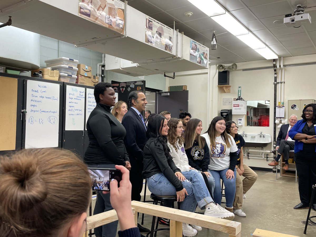 AliceFabbre's tweet photo. Waiting for the First Lady to arrive at Rolling Meadows HS. Congressman Raja Krishnamoorthi made quite the impression when he explained who he was to a group of students. https://t.co/RpxEFBst5C