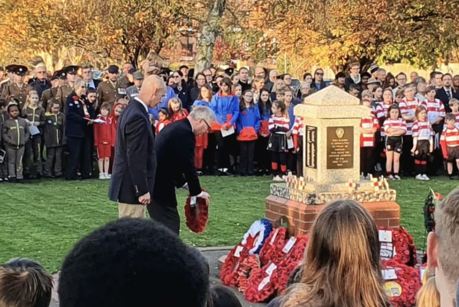 DidcotFreemason's tweet photo. Didcot Lodge paying respect to the fallen. #LestWeForget https://t.co/x30xf3OGgQ