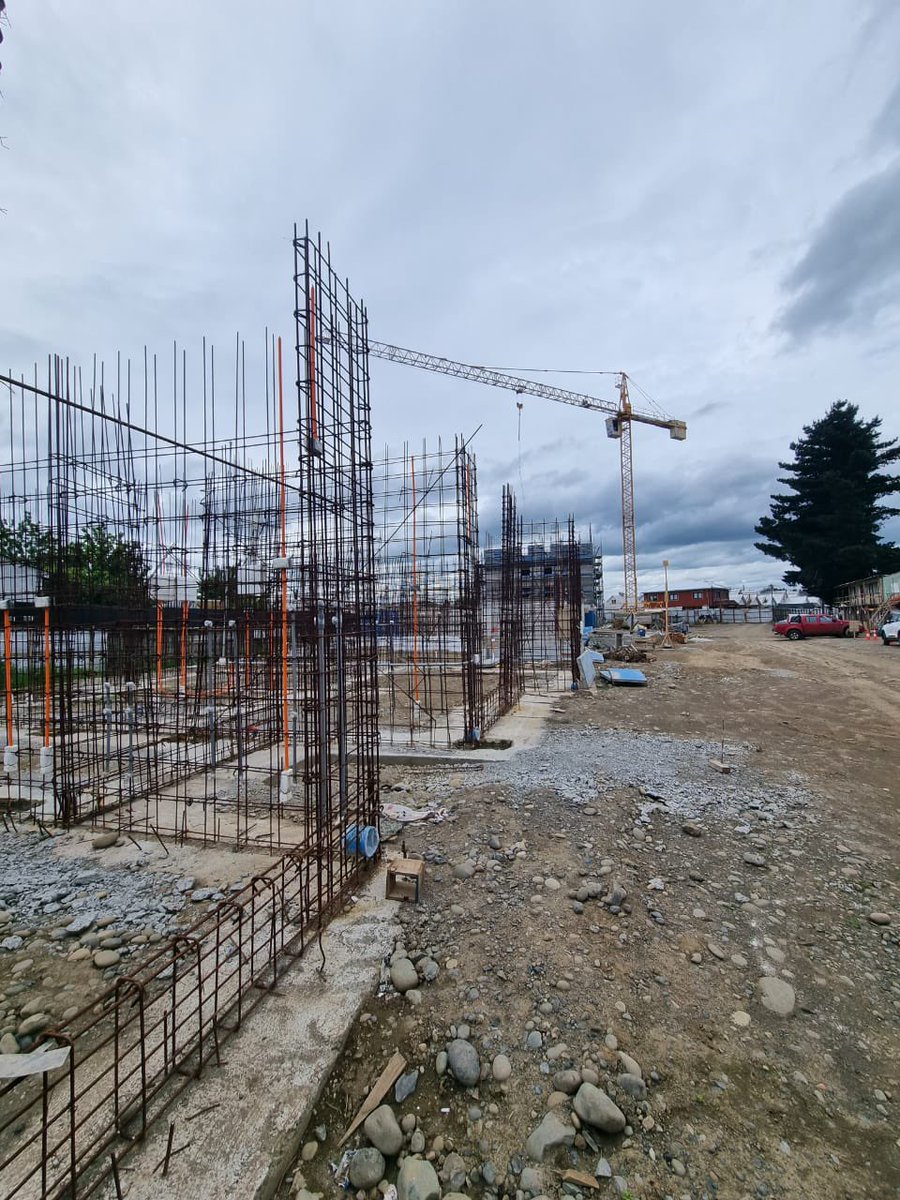 ServiuAraucania's tweet photo. #MEGAPROYECTO #CONDOMINIO #ENTREPARQUES #AvanzandoConFirmeza 💪🏼💪🏼 
Obra que beneficiará a 278 familias de #Temuco lleva actualmente un 17% de avance.
Profesional a cargo Kristel Jaramillo quien nos reporta su inspección en el territorio 👏🏼👏🏼👏🏼👷🏻‍♀️🇨🇱 https://t.co/hP3dVs7Xhe