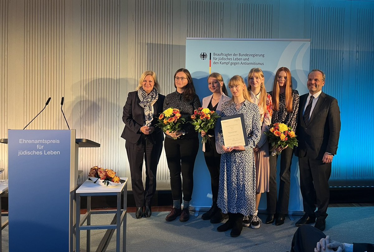 FWA_Halle's tweet photo. Große Auszeichnung für hallesches Jugendprojekt „jüdisches Halle gestern und heute"! Die Jugendlichen aus Halle erhielten heute Abend den ersten #Ehrenamtspreis für jüdisches Leben in Deutschland, durch Bundesinnenministerin @NancyFaeser @BMI_Bund  überreicht. https://t.co/P52fAZWNLF