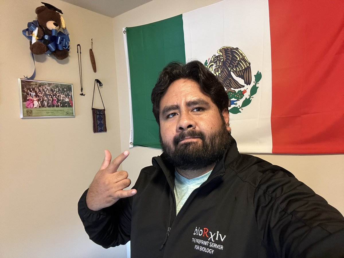 lcolladotor's tweet photo. Enjoying my new @biorxivpreprint jacket ^_^
#BoG22 + #biodata22
β o β
Origin story: π²π½ @lcgunam followed by @wintergenomics @jhubiostat @LieberInstitute
Scaffold: @Bioconductor https://t.co/jnwCkf7f7Z