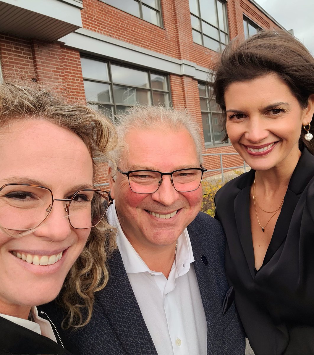 Inauguration du tout 1er compacteur 100% électrique au monde, une innovation de <a href="/PackmatSystem/">Packmat System</a> et @LionElectricCo, 2 entreprises québécoises!⚡️Nous sommes résolument engagés dans l’électrification de nos transports, pour l'environnement et pour notre développement économique!🔋🚛
