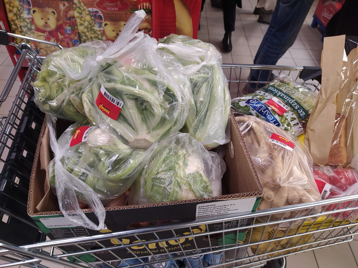 MakaryGo's tweet photo. ♲ konradprus1312@kolektiva.social:

9 kalafiorów, 20kg kiszonej kapusty, 5kg marchwi i ziemniaków i 2 kg pietruszki. 

Większość z przeceny, miało iść do śmietnika bo kapitalizm - kanibalizm. 

Czyli zaczynamy food not bombs!

#foodNotBoms #kielce… https://t.co/uBuQwe8a01 https://t.co/Pm9azM3H5I