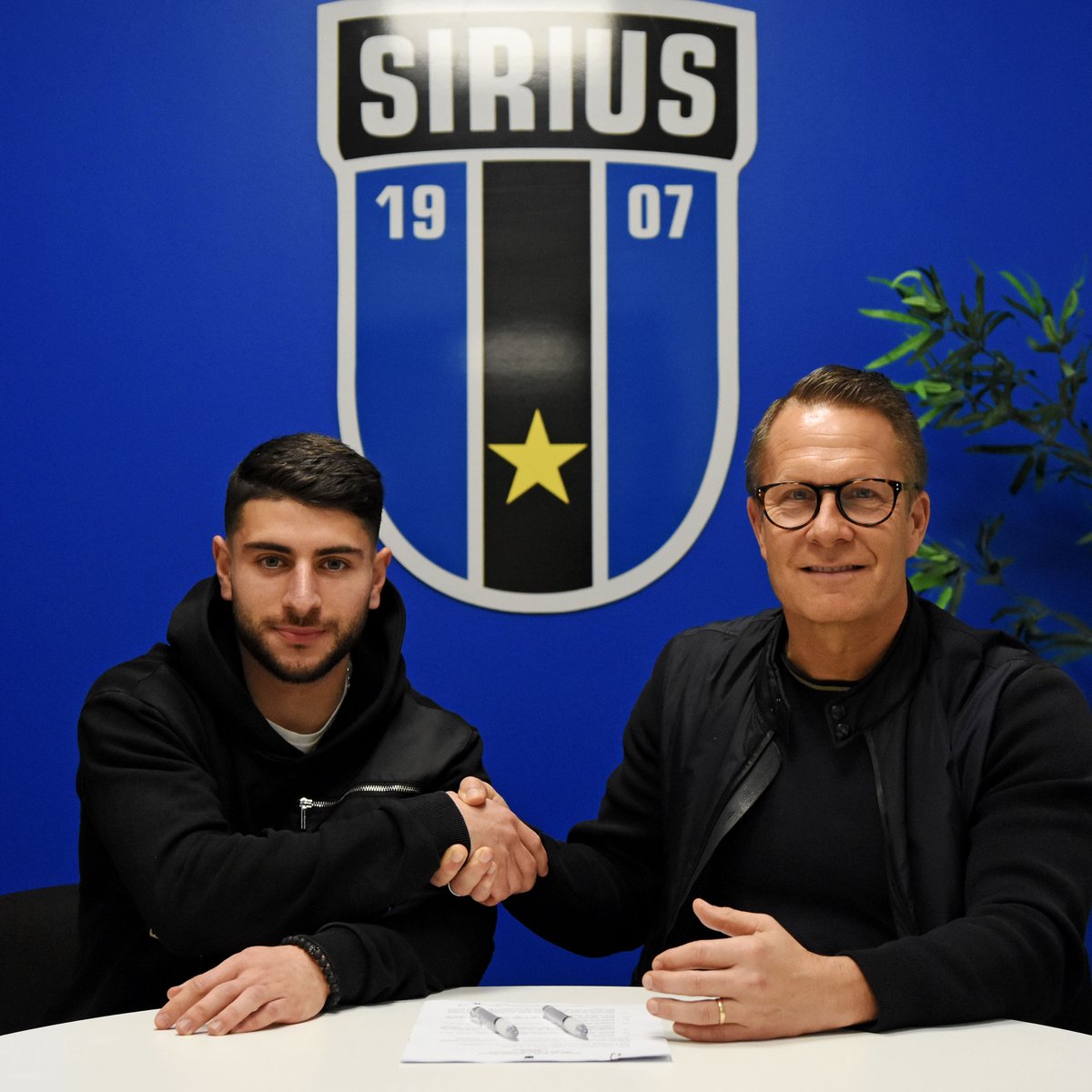 siriusfotboll's tweet photo. Välkommen till Sirius, André Alsanati! 🔵⚫

Läs mer om vårt senaste nyförvärv på https://t.co/wgYrOUfWhm https://t.co/1hP2GFqmER