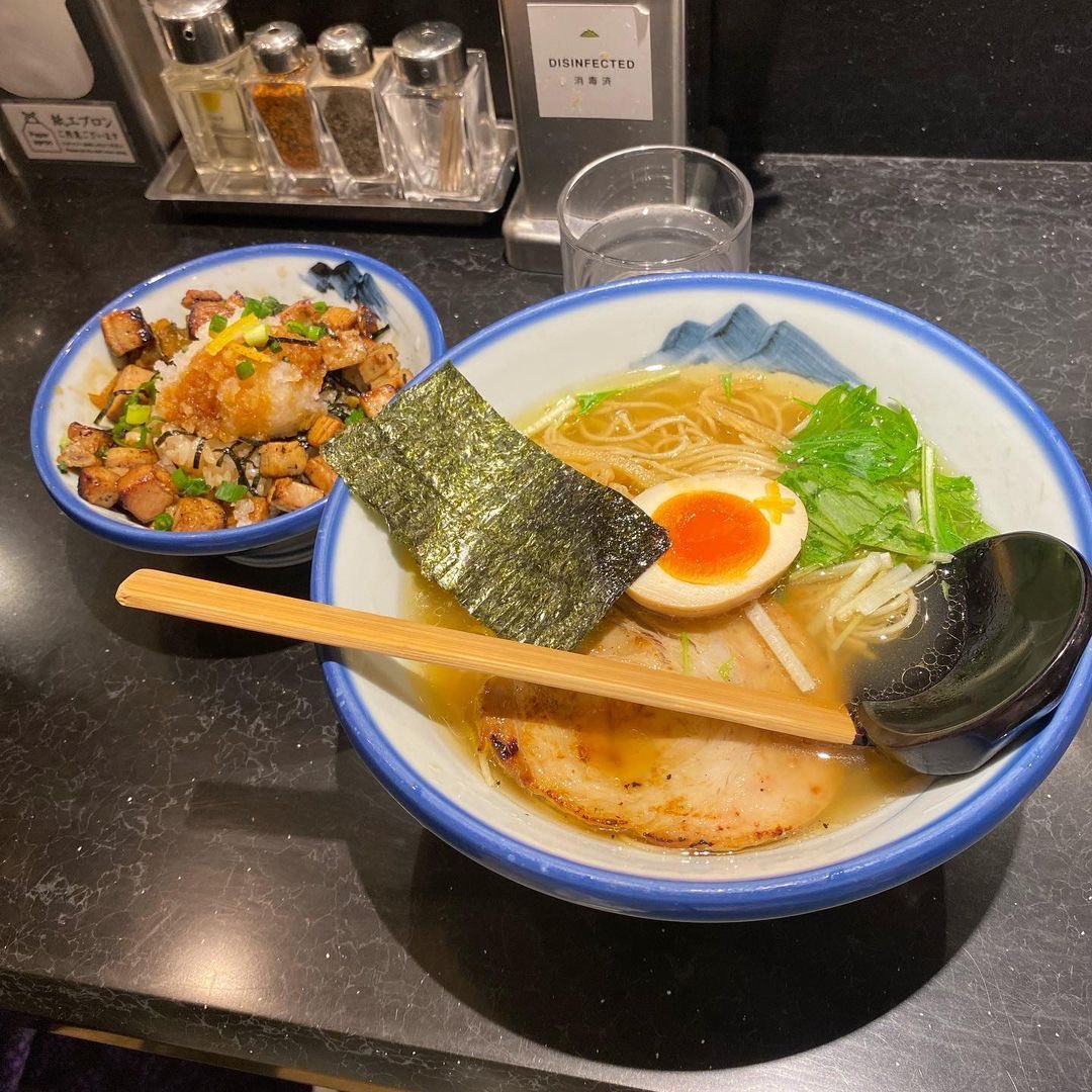 Aiko52011's tweet photo. 📍立川【AFURI】
💸1000円〜

みんな大好き阿夫利⛰🍜
どんだけ行ってるの〜くらい行ってる笑
メッツァに入ってるから平日駐車場無料だし、ちょっと行くのにめっちゃいいところだしらーめん食べれるから何回もリピしてる❤️

いろんな味食べたけど、結局原点に戻って塩ラーメンなんだよなあ！！ https://t.co/AHbwAAPQa6