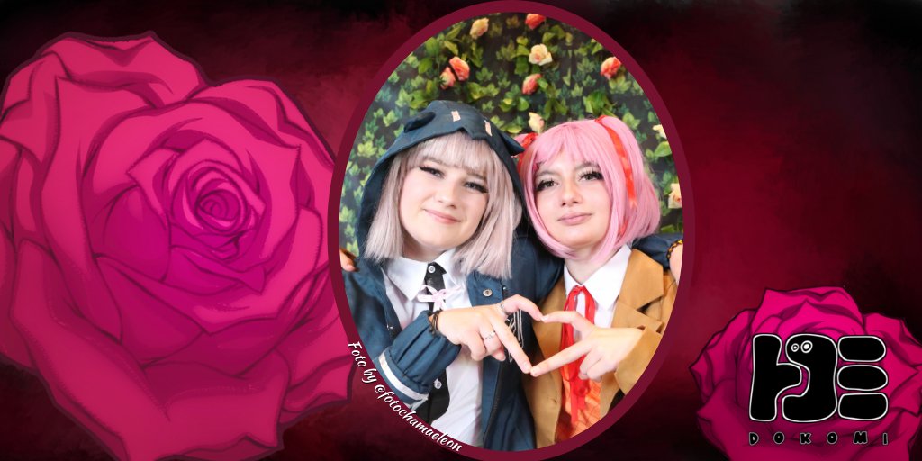 Was für ein Schnappschuss!
Diese beiden haben es sich nicht nehmen lassen, eine fantastische Con-Erinnerung  zu machen und  sich unter unserem Rosenbogen verewigen zu lassen. 

#Dokomi #DokomiBall #DokomiMatinee #Rosenbogen #Schnappschuss #Portrait #ConErinnerung