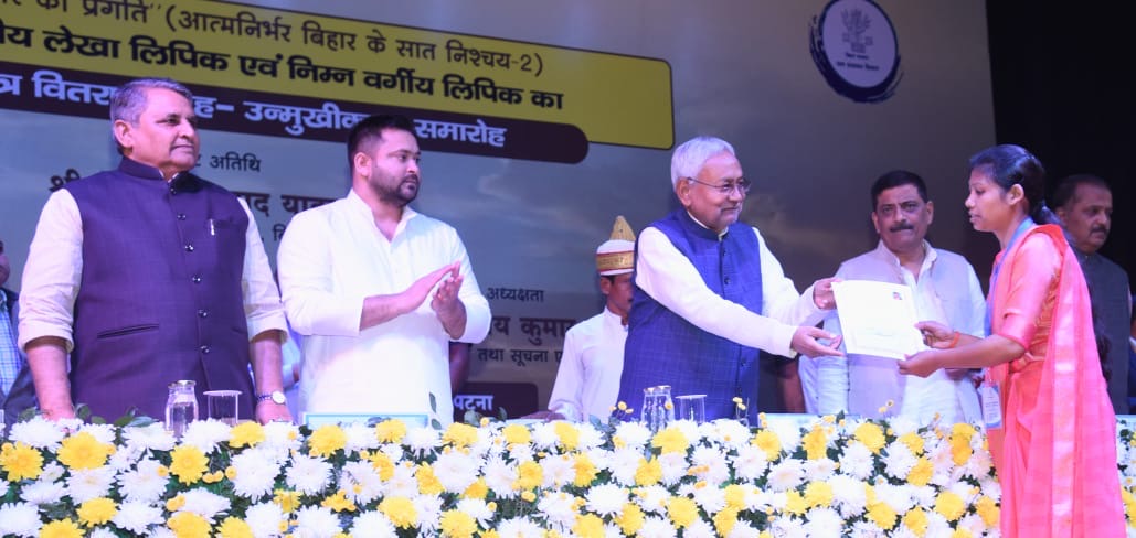 NitishKumar's tweet photo. (2/2) मेरा विश्वास है कि सभी नवनियुक्त कर्मी अपने दायित्वों को पूरी ईमानदारी और मजबूती के साथ निभाएंगे। हमलोग चाहते हैं कि जरूरत के मुताबिक पदों का सृजन कर बहाली करें। आप सभी के सहयोग से बिहार और तेजी से आगे बढ़ेगा। https://t.co/Mdxo2X88gq