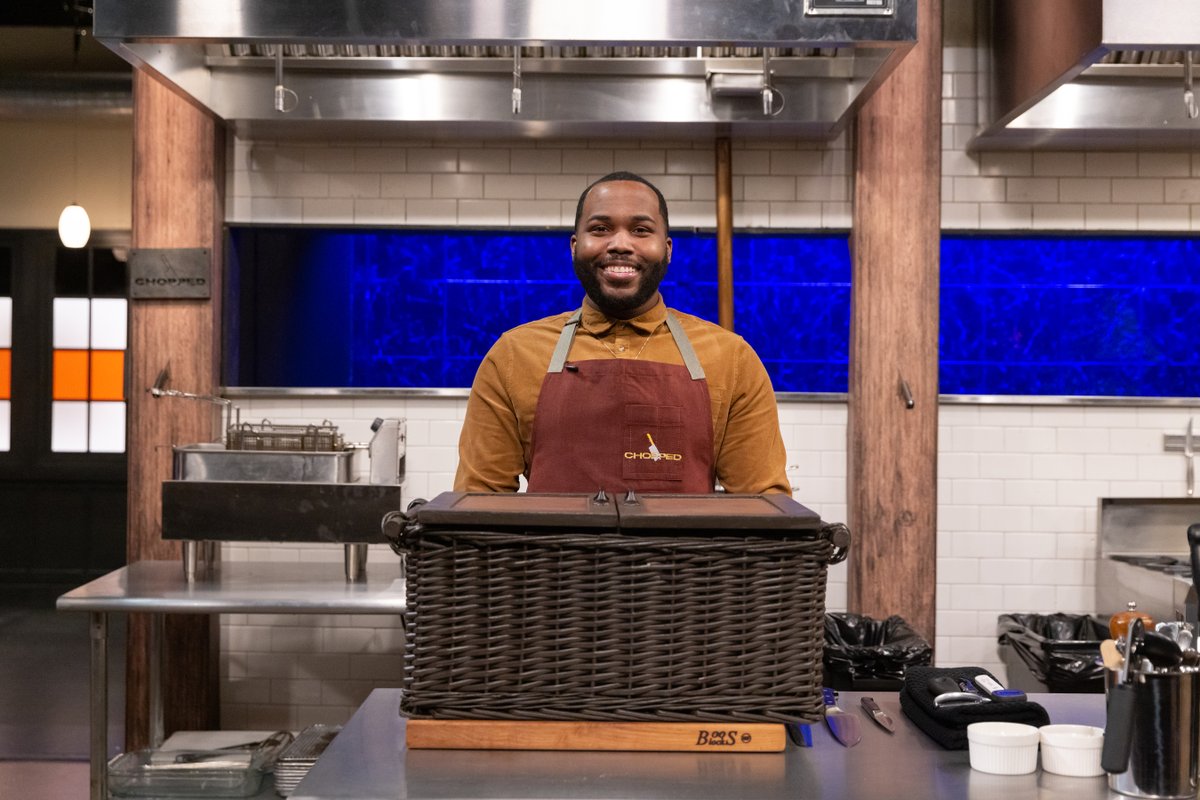 FoodNetwork's tweet photo. Meet the four talented teachers competing in the #Chopped kitchen to create tasty Thanksgiving dishes for the judges to grade 🦃✏️🍽 #Chopped is up NEXT at 8|7c 🔪 https://t.co/l0fuQzR2St