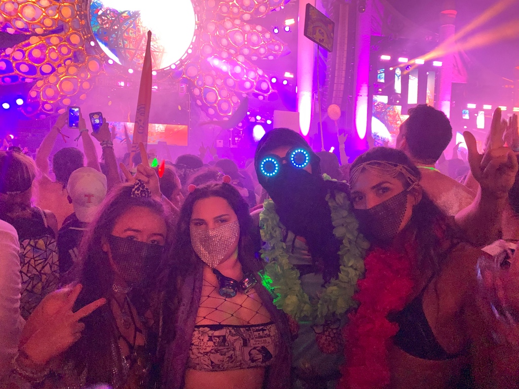 OfficialGloFX's tweet photo. Your vibe attracts your tribe! ๐ฏโโ๏ธComment if you went to @edc_orlando with your rave squad! ๐คฉ๐๐ต
https://t.co/e2L0D3nfbJ
.
@susietazzi
.
.
.
.
#glofx #glofxgoggles #pixelpro #LEDeyewear #glow #rave #ravers #ravebabe #edm #plur #raveoutfit #kandi #edc #edcorlando #squad #goals https://t.co/7tDbENgLsv
