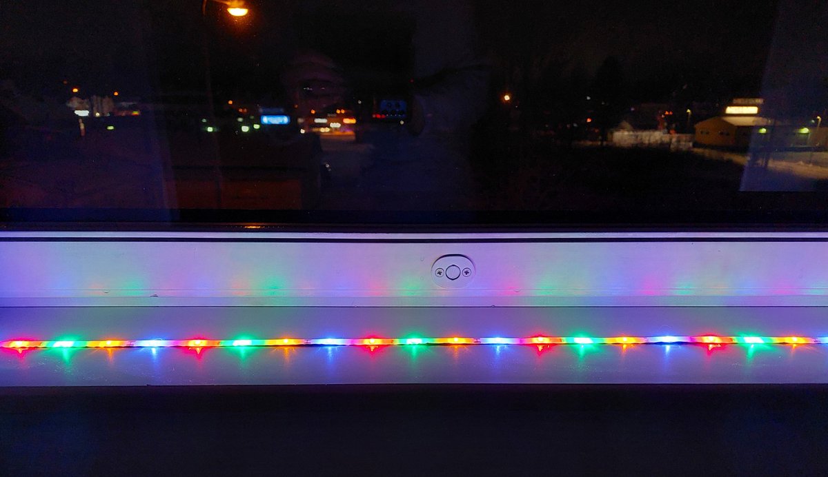 Joulunajan koristeet olivat toisille roskia. Pääsivät luonani hommiin loppiaiseen saakka. Toki vain muutaman tunnin iltaa kohden. #tunnelmantuojat