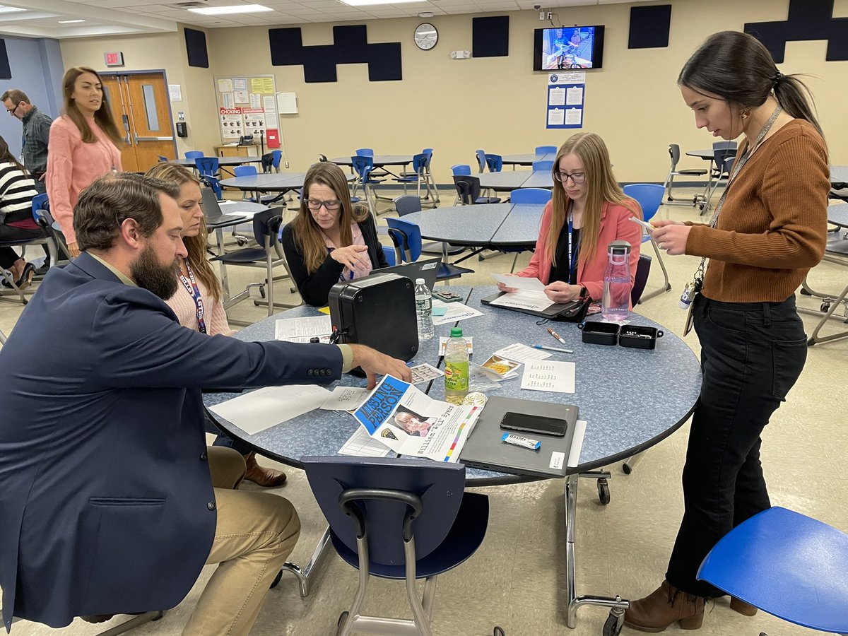 lindseyleone5's tweet photo. It’s so cool to see our teachers working together to open their lock box, in an effort to find their missing friend, Will. They are exploring clues and thinking outside the box to open their boxes! Where could these keys be?? #BMSWorkingTogether #ProblemSolvingTogether https://t.co/E5igyND8DH
