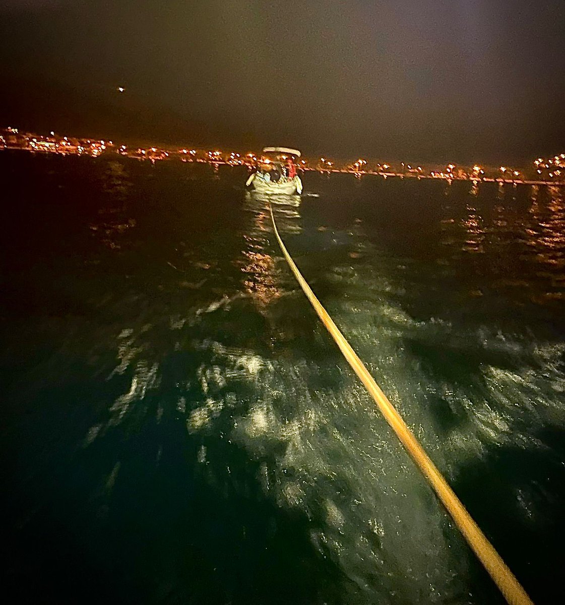 CruzRojaRMurcia's tweet photo. Activada #BasedeMar de #Mazarrón para asistir a una embarcación de 5,5m de eslora por avería, con 3 pax a bordo a 2 cables frente a la #Azohía. LSPoniente lo remolca al #PuertoMazarrón @112rmurcia https://t.co/2RrXvr7Ob9